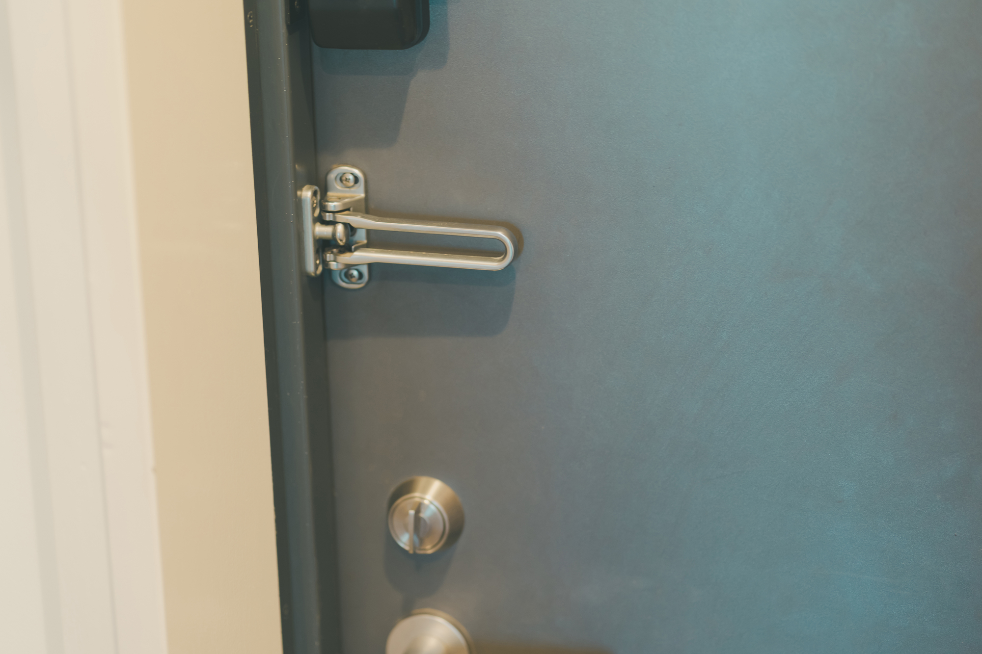 玄関のドアガードの役割とは 閉め出されたときの開け方も紹介