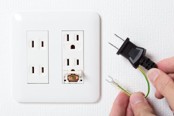 コンセントプラグが曲がったらどうする 原因と直し方を解説 ミツモア コンセントプラグが曲がったらどうする 原因と直し方を解説 ミツモア