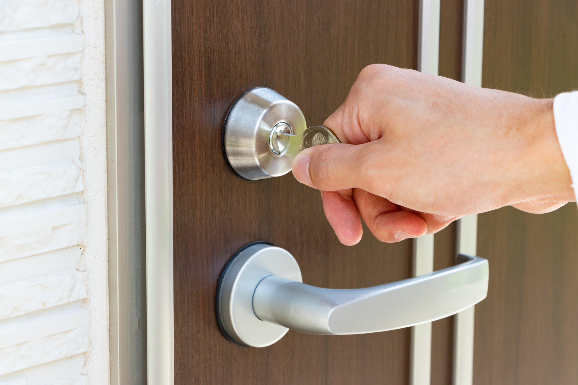 玄関の鍵が回らないときは修理すべき 原因や対処法 交換費用の相場もご紹介 ミツモア