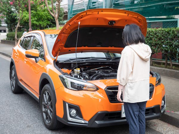 車のバッテリー交換の費用相場 おすすめの依頼先 かかる時間や作業内容 自分で交換する手順も ミツモア 車のバッテリー交換の費用相場 おすすめの依頼先 かかる時間や作業内容 自分で交換する手順も ミツモア