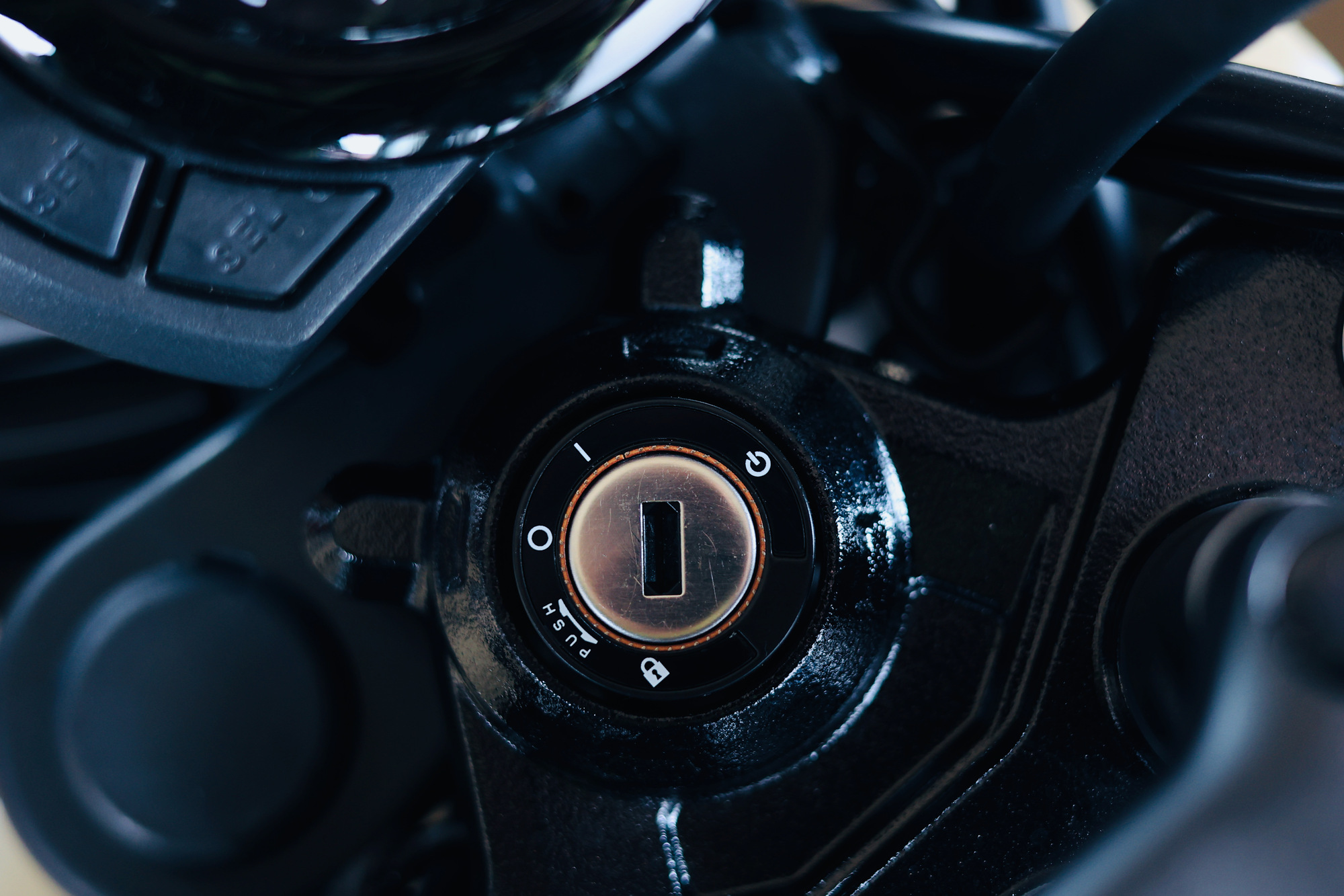 バイクのキーシリンダーの交換方法とは プロに依頼する費用も紹介