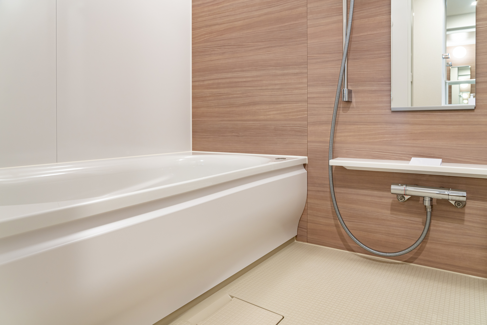 給湯器が凍結してお湯が出ないときの対処法とは 冷え込むときの凍結防止策も紹介 ミツモア