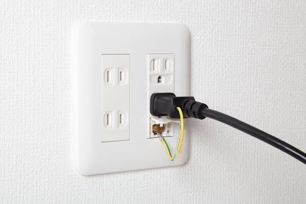 コンセントの向きで機械の調子が変わる 正しい差し込み方を解説 コンセントの向きで機械の調子が変わる 正しい差し込み方を解説