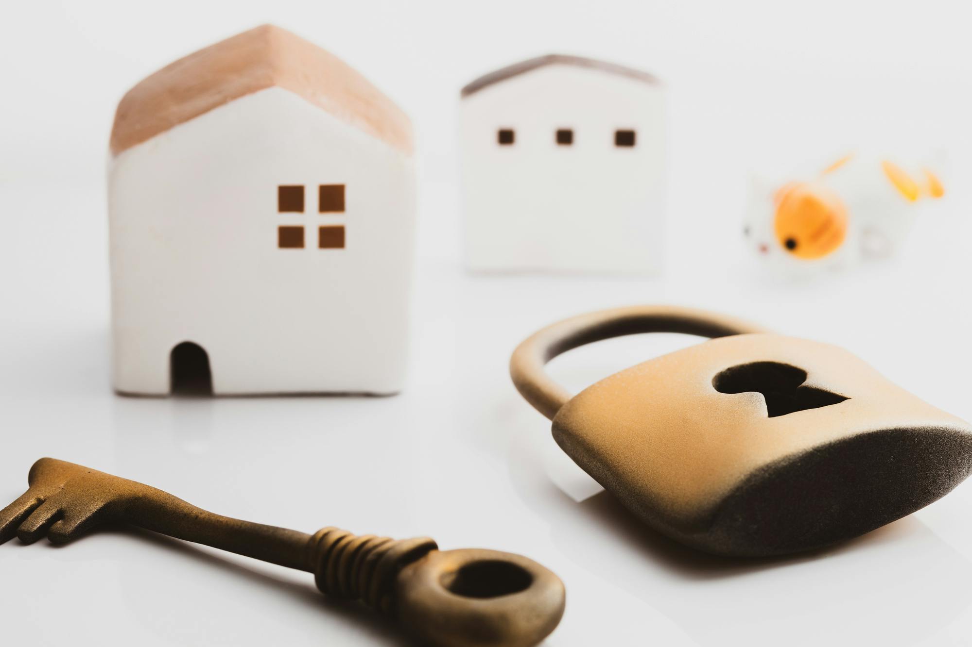 玄関に後付けできる鍵とは 補助錠の選び方や種類 注意点を紹介 ミツモア