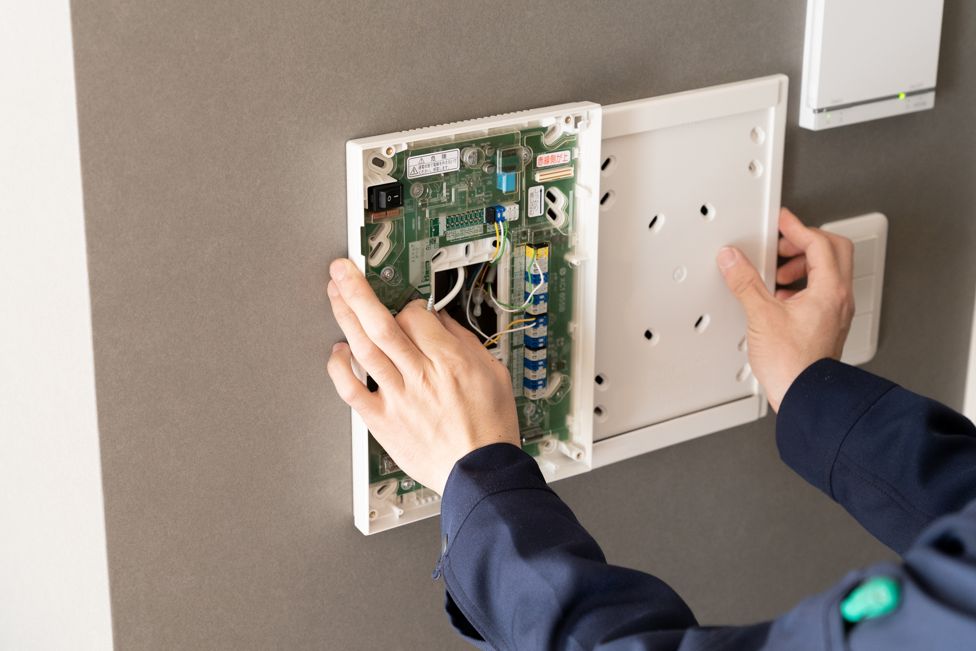 インターホンを自分で交換する方法 簡単にdiyできるケース できないタイプの見分け方 ミツモア