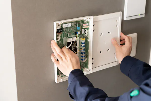 インターホンを自分で交換する方法 簡単にdiyできるケース できないタイプの見分け方 ミツモア インターホンを自分で交換する方法 簡単にdiyできるケース できないタイプの見分け方 ミツモア