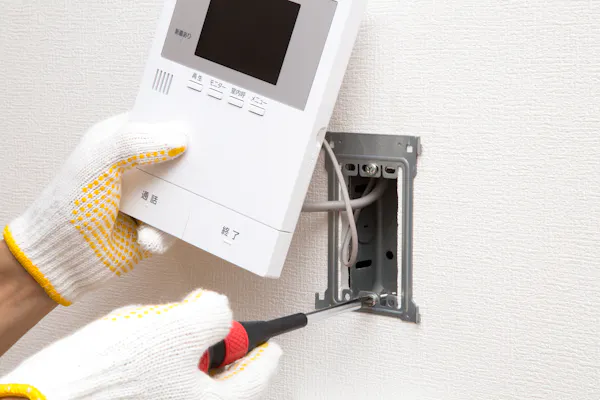 インターホンを自分で交換する方法 簡単にdiyできるケース できないタイプの見分け方 ミツモア インターホンを自分で交換する方法 簡単にdiyできるケース できないタイプの見分け方 ミツモア