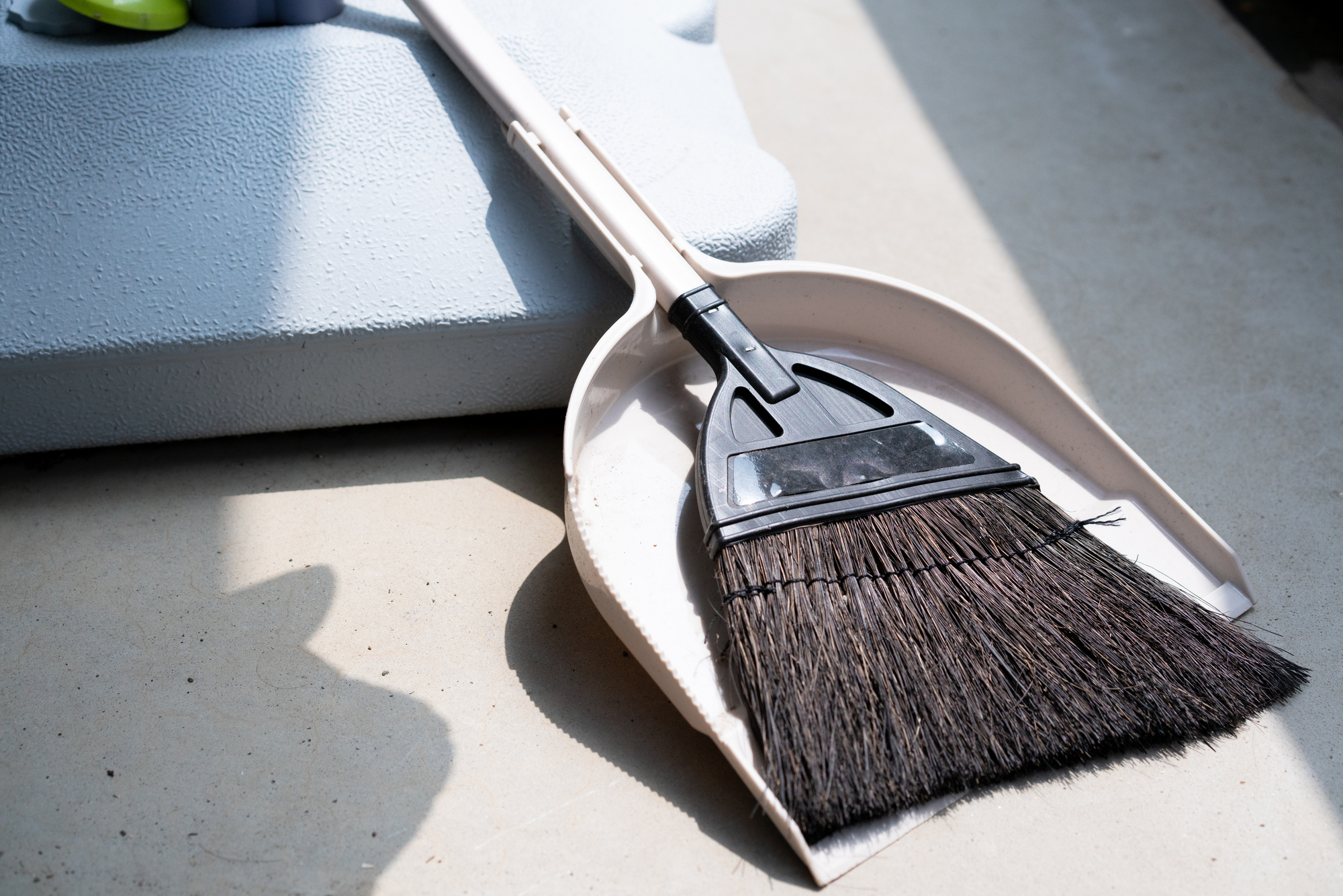 ベランダを簡単 効率的にキレイにするコツと掃除方法 便利なグッズや洗剤も紹介