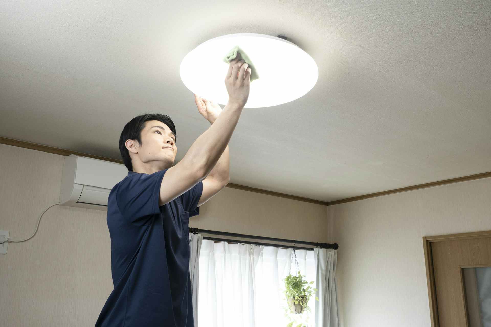 昔の照明の外し方とは 新しい照明の交換方法もチェック 昔の照明の外し方とは 新しい照明の交換方法もチェック