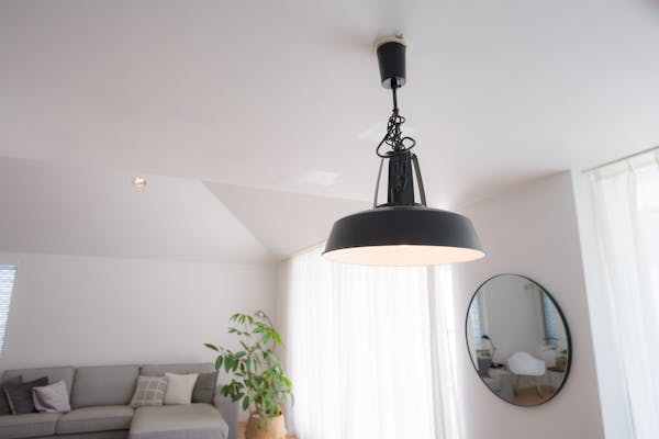 昔の照明の外し方とは 新しい照明の交換方法もチェック ミツモア 昔の照明の外し方とは 新しい照明の交換方法もチェック ミツモア