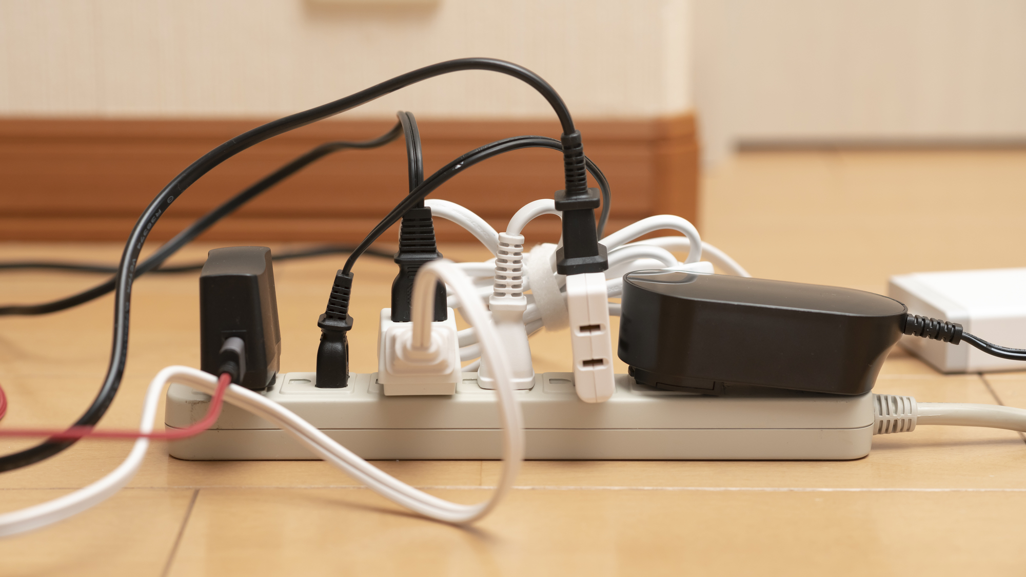 コンセントから火花が出たらどうする 原因と対策方法を学ぼう ミツモア