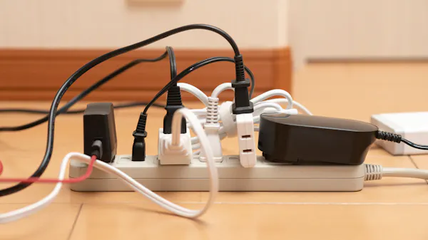 コンセントから火花が出たらどうする 原因と対策方法を学ぼう ミツモア コンセントから火花が出たらどうする 原因と対策方法を学ぼう ミツモア