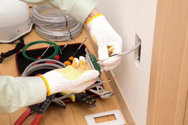 屋外コンセント 電源 を増設する方法 工事内容や費用相場を解説 設置方法2種類を確認しよう 屋外コンセント 電源 を増設する方法 工事内容や費用相場を解説 設置方法2種類を確認しよう