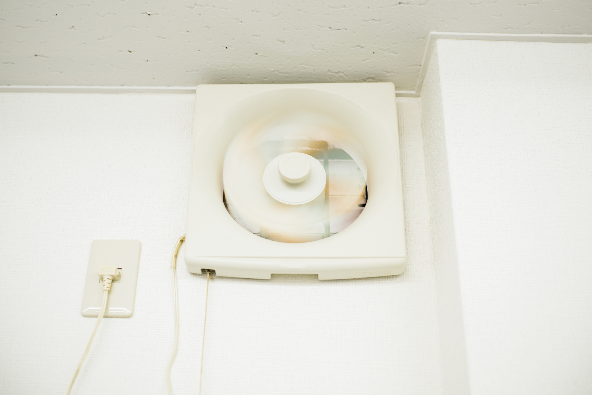 トイレ換気扇の交換方法 費用相場 どこに頼む 自分で修理できる ミツモア