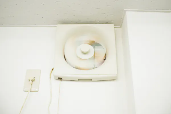 トイレ換気扇の交換方法 費用相場 どこに頼む 自分で修理できる ミツモア トイレ換気扇の交換方法 費用相場 どこに頼む 自分で修理できる ミツモア