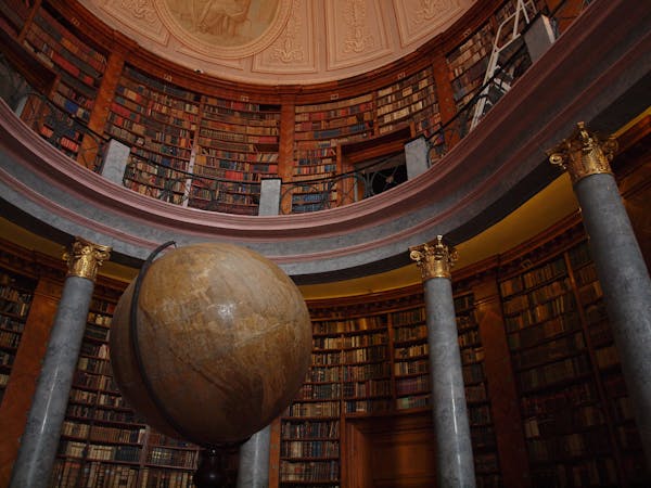 図書館の古書と地球儀 ハンガリー パンノンハルマの大修道院 付属図書館