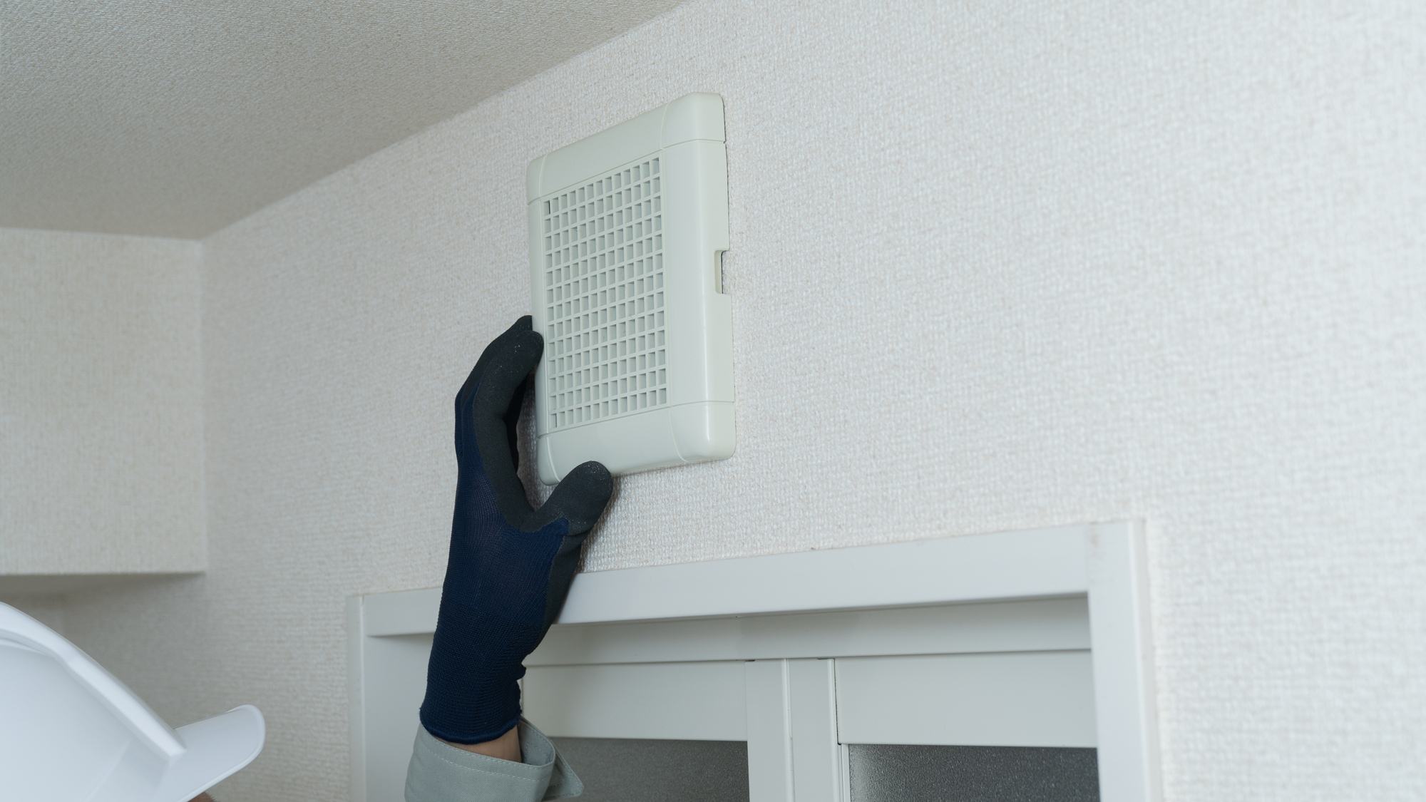 トイレ換気扇の交換方法 費用相場 どこに頼む 自分で修理できる ミツモア