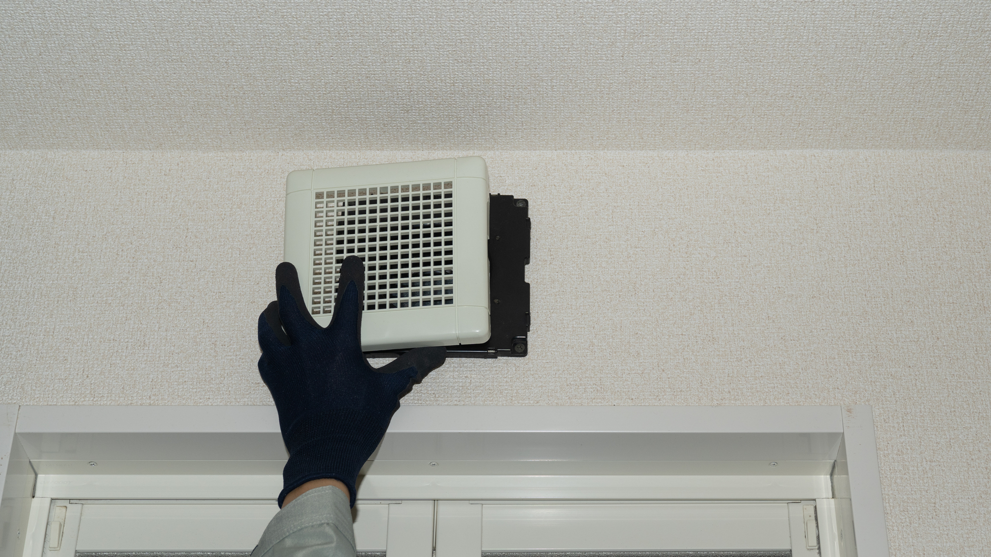 トイレ換気扇の交換方法 費用相場 どこに頼む 自分で修理できる ミツモア