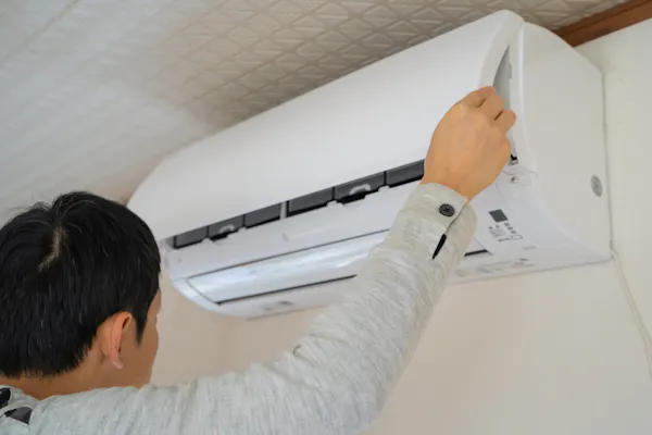エアコンの寿命は10年 平均的な買い替え時期は13年 寿命の判断基準や故障サインまで解説 ミツモア エアコンの寿命は10年 平均的な買い替え時期は13年 寿命の判断基準や故障サインまで解説 ミツモア