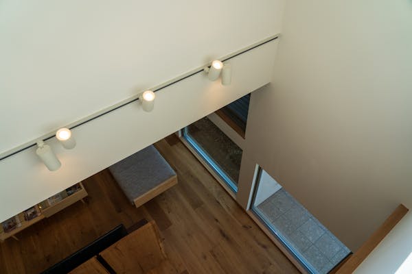 吹き抜け照明のおすすめ器具 選び方 設置方法 失敗せずおしゃれな吹き抜けにするには ミツモア 吹き抜け照明のおすすめ器具 選び方 設置方法 失敗せずおしゃれな吹き抜けにするには ミツモア