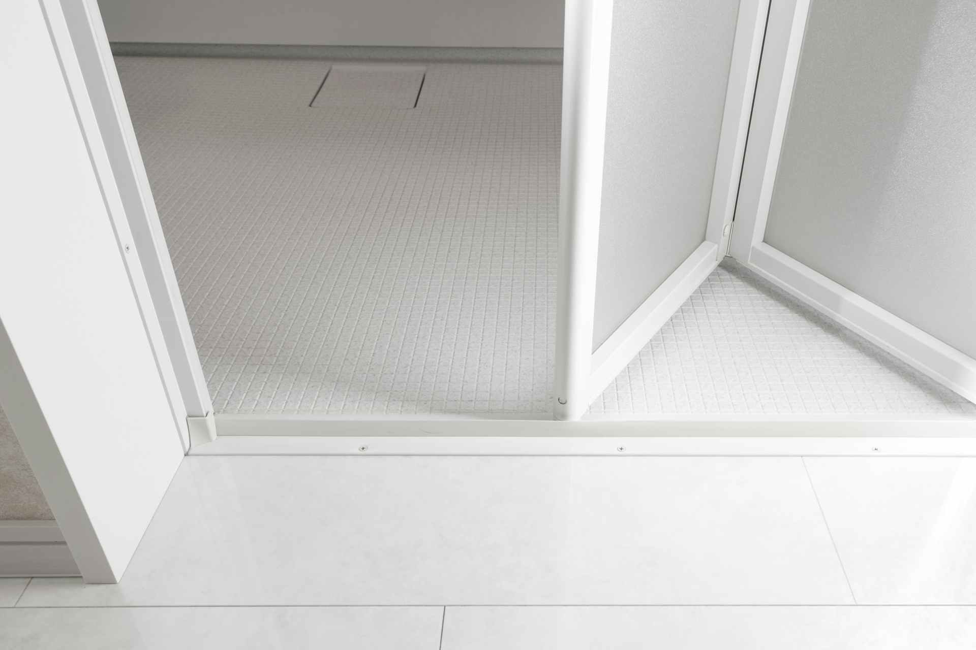 浴室ドアの修理 交換方法 自分でできる 依頼した場合の費用相場も解説 浴室ドアの修理 交換方法 自分でできる 依頼した場合の費用相場も解説