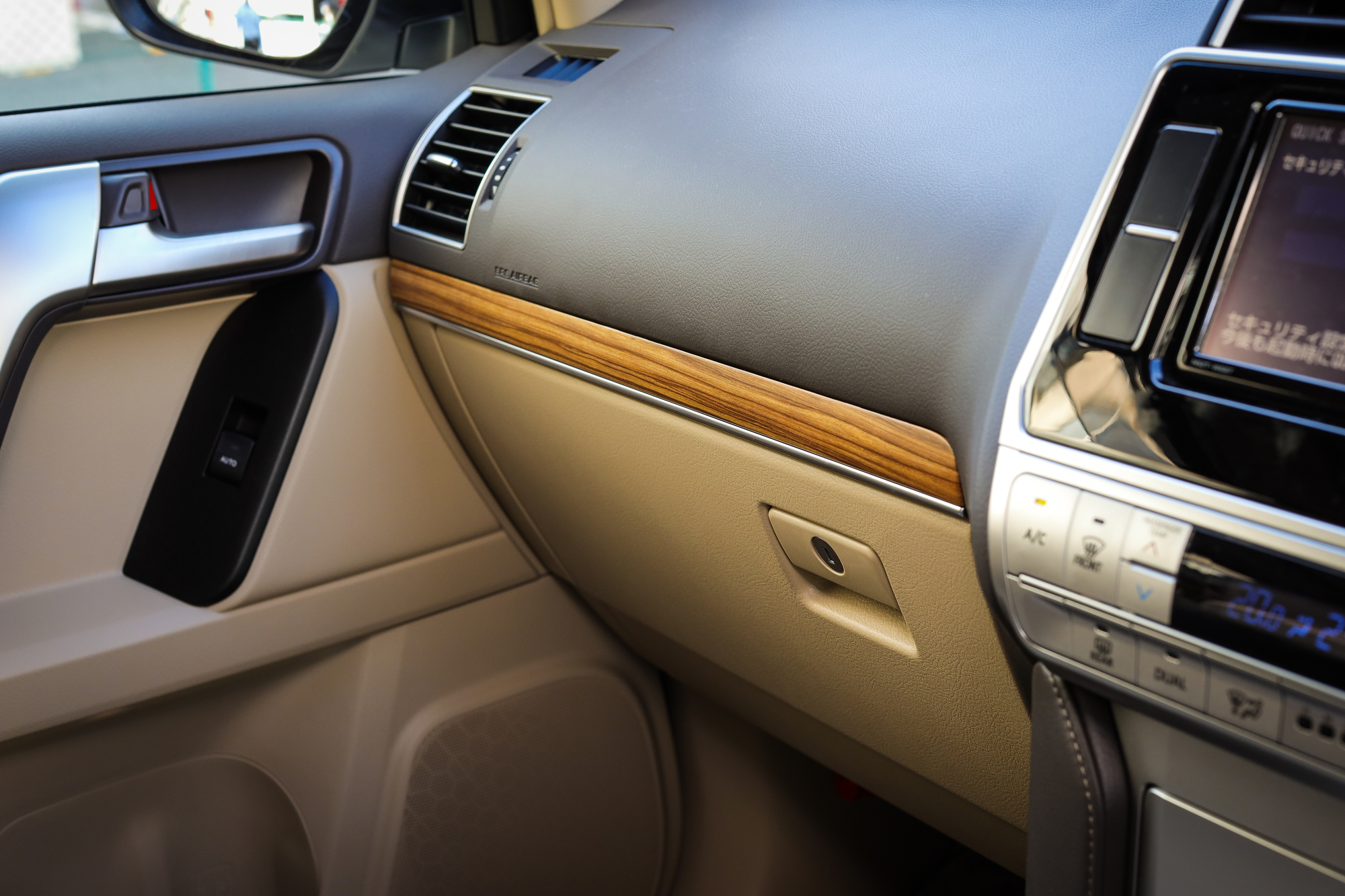 車のエアコンを自分でクリーニングする方法 頻度の目安やおすすめ掃除グッズも紹介