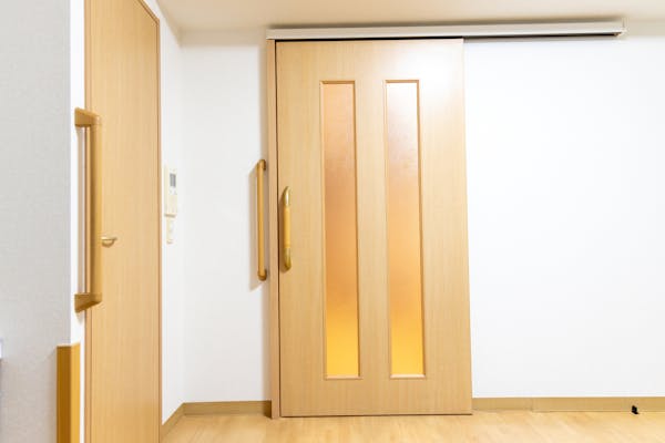 例あり 室内ドアの交換方法 費用相場 取り換え後のドアの種類や価格 選び方も解説 例あり 室内ドアの交換方法 費用相場 取り換え後のドアの種類や価格 選び方も解説