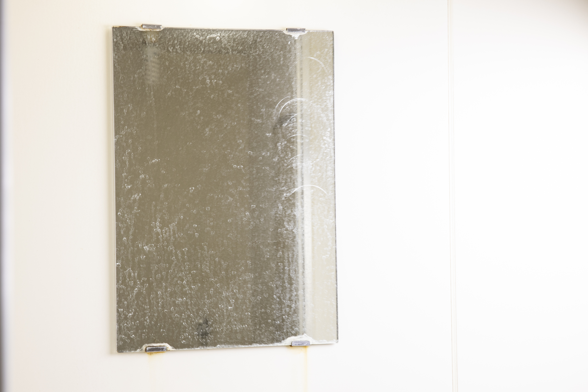 お風呂の鏡に付いた頑固な水垢の落とし方 ピカピカを維持する掃除方法 簡単