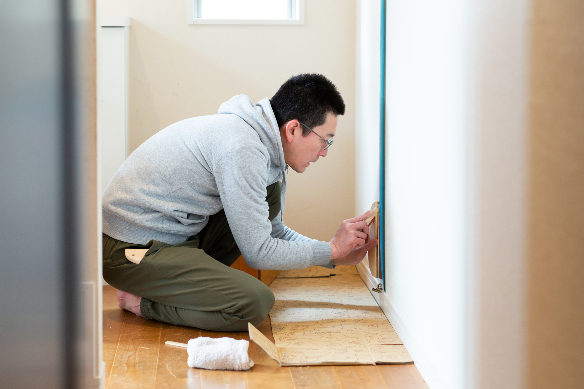 壁紙がはがれる原因は はがれの予防や補修 張り替えの方法を紹介