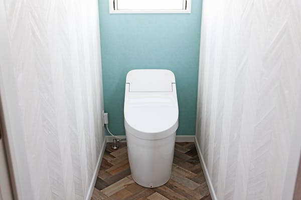 トイレの壁紙を張り替えたい 費用相場やおしゃれなデザインを紹介 トイレの壁紙を張り替えたい 費用相場やおしゃれなデザインを紹介