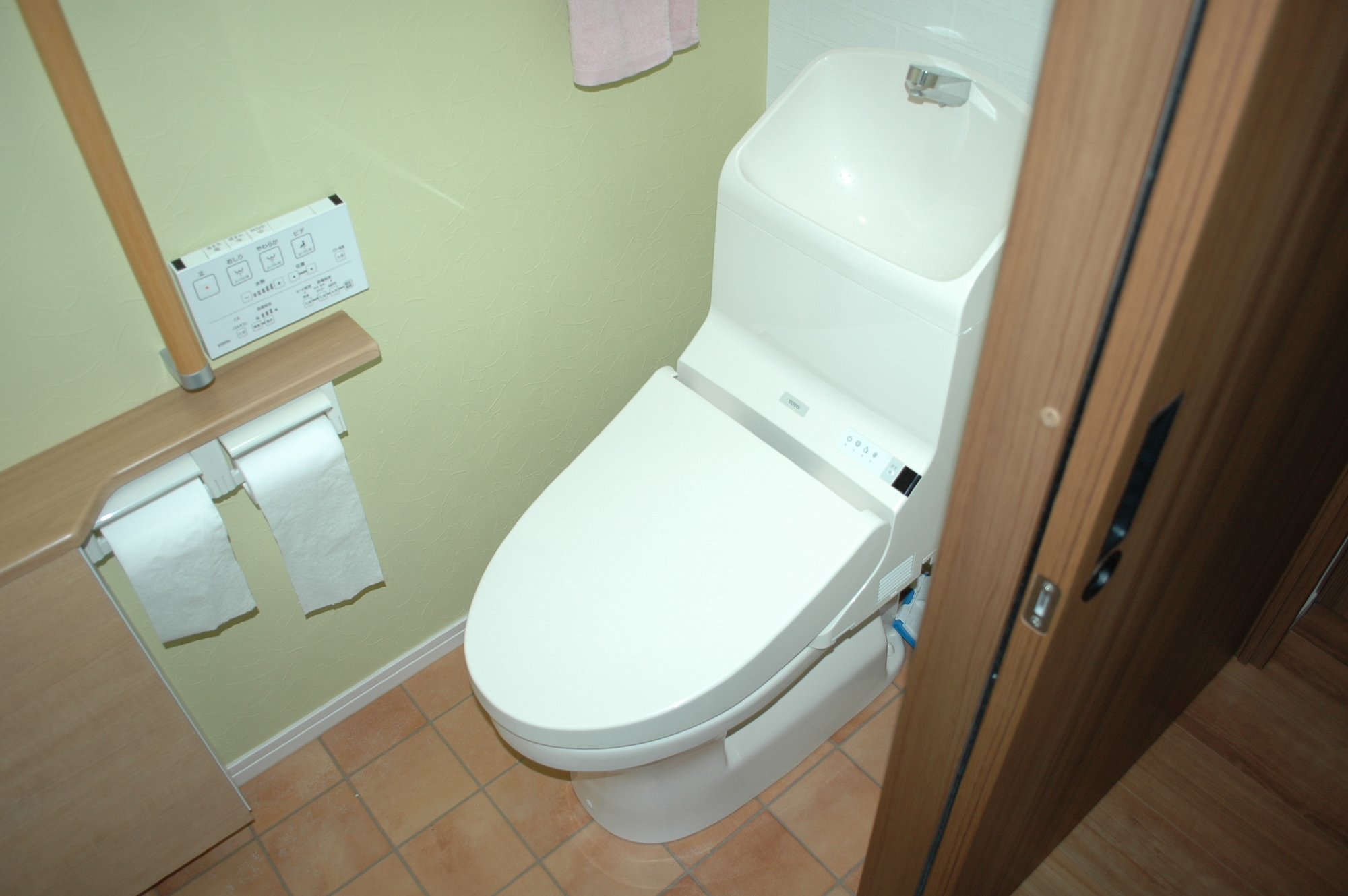 トイレの壁紙を張り替えたい 費用相場やおしゃれなデザインを紹介