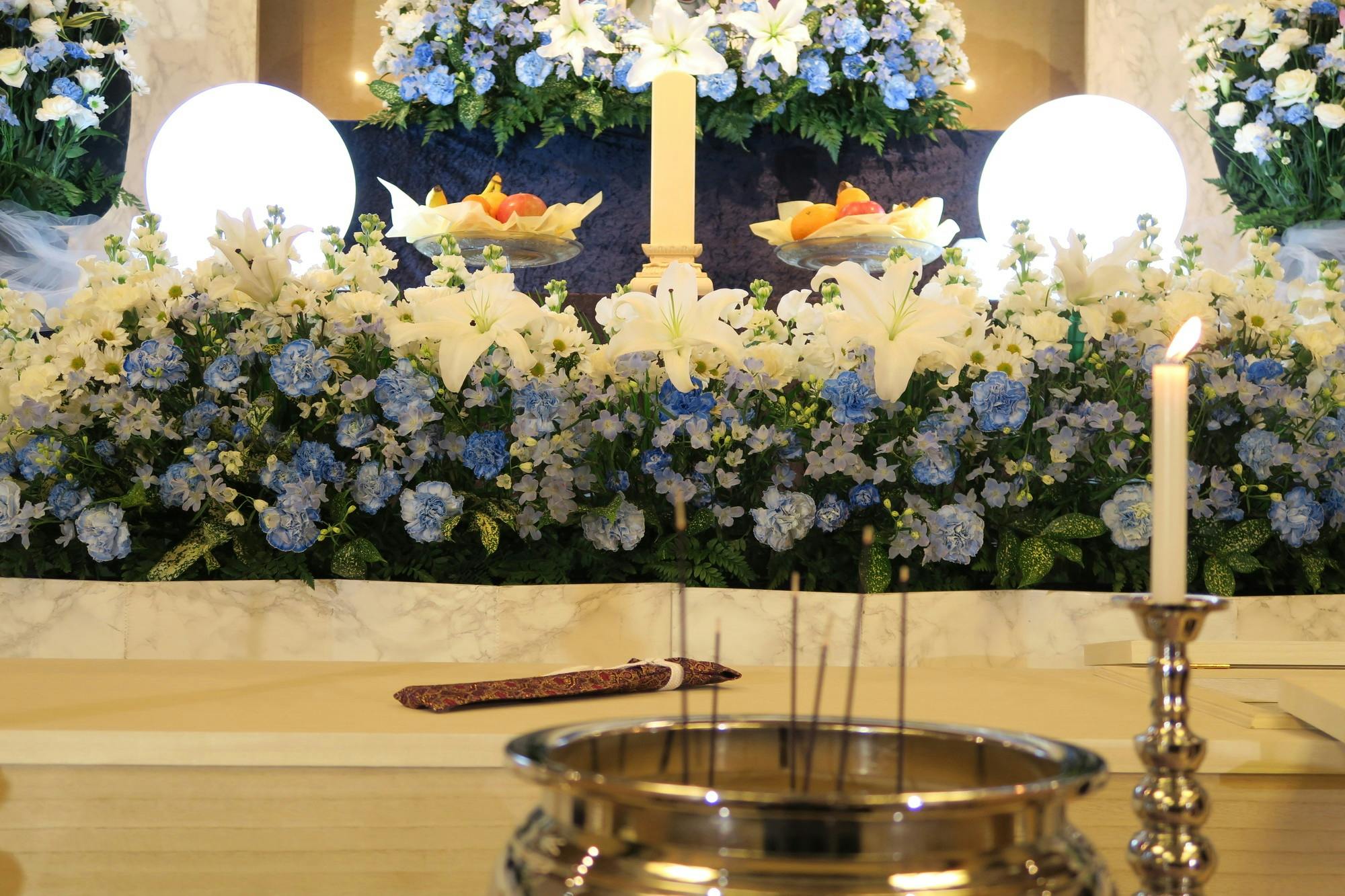 お通夜では何をする 意味や流れ ご遺族や参列者が知っておきたいマナーを解説