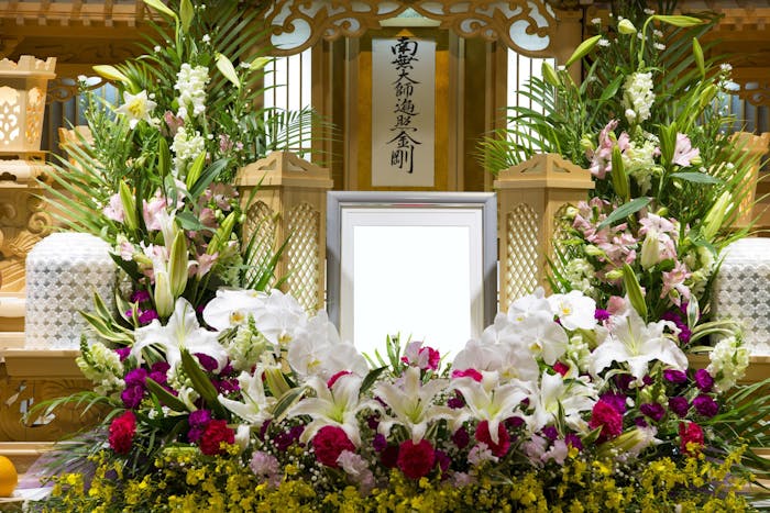 お通夜と葬儀 告別式の違いは 参列基準や香典マナー 参列できない時の対応を解説