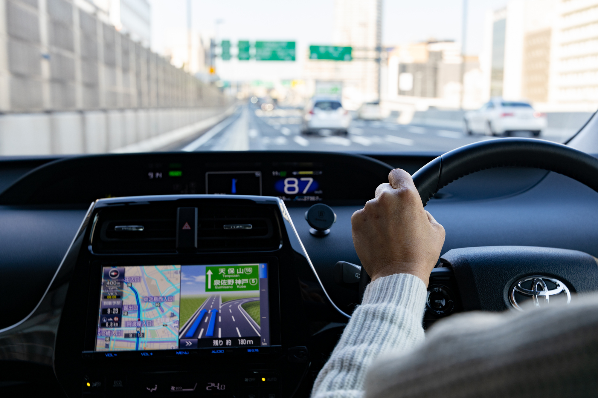 カーナビの取り付け工賃相場を業者ごとに比較 一番安いのは持ち込み どこに依頼すべきかも確認