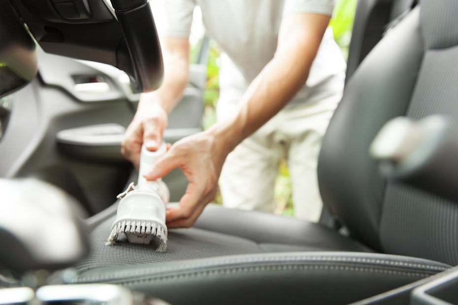 車内クリーニングはどこに頼む 費用相場は 自分で汚れ 臭いを落とす方法も紹介