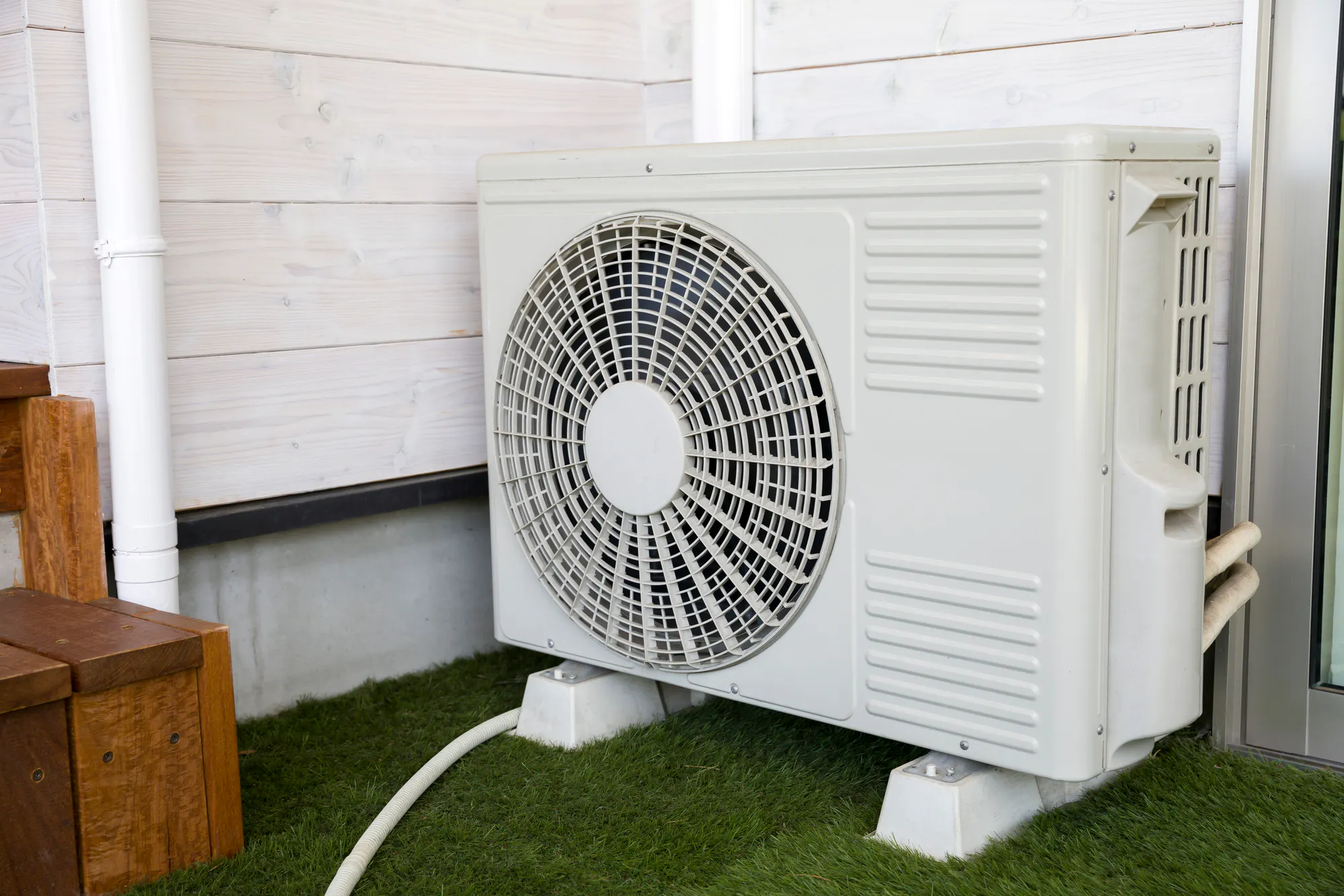 エアコンの室外機は水洗いしても良い？手順と注意点を解説 