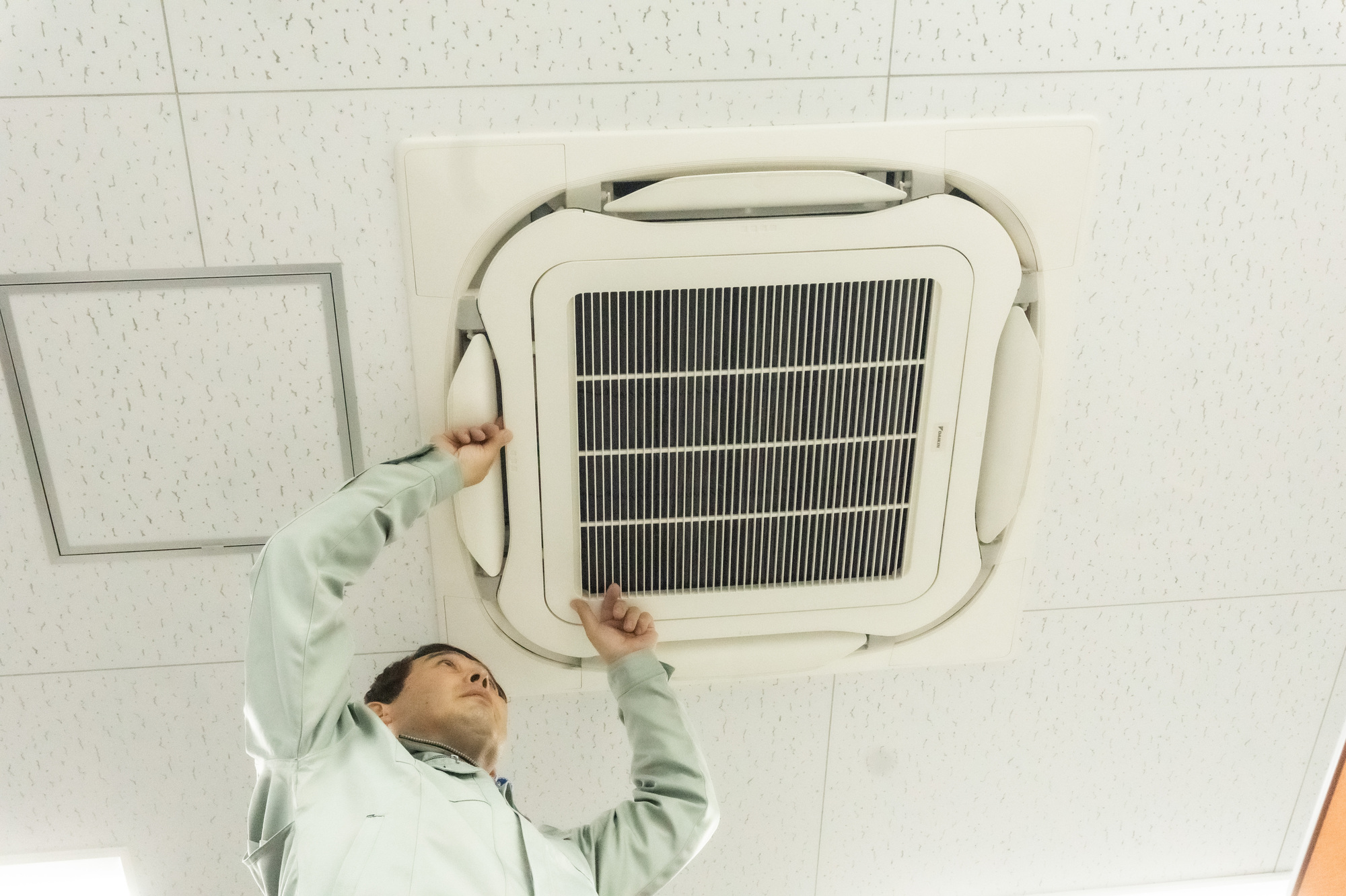 業務用エアコンを自分で掃除する方法！業者に依頼すべき頻度や費用相場  